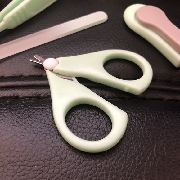 BABY 4-IN-1 NAIL CARE CLIPPER KIT. CLIPPERS, SCISSORS, FILE AND TWEEZER SET - Picture 5 of 10